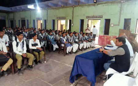 कासगंज एआरटीओ ने छात्र/छात्राओं को  यातायात नियमों  से जागरूक किया।