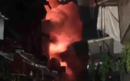 रेलवे स्टेशन के स्वीट स्ट्रीट के पास लगी भीषण आग