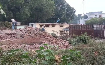 कोतवाली के आवासीय भवन के पीछे बनी बाउन्ड्री पुलिस ने रात में तुड़वा दी