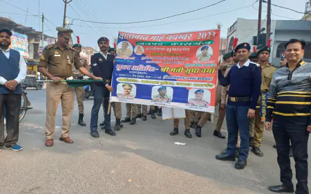 कासगंज यातायात जागरुक रैली को हरी झंडी दिखाकर रवाना किया ।