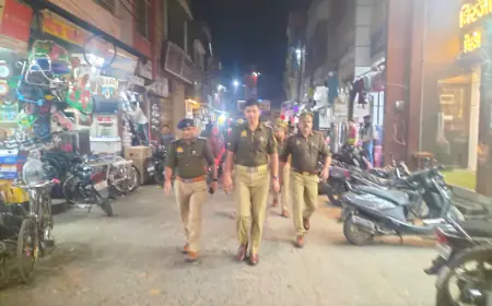 सुरक्षा के दृष्टिगति पुलिस अधीक्षक ने मय पुलिस बल केशहर में पैदल किया गश्त।