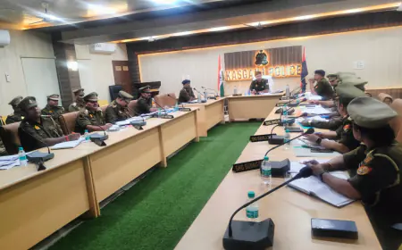 कासगंज पुलिस अधीक्षक  सौरभ दीक्षित द्वारा पुलिस कार्यालय सभागार कासगंज में समस्त क्षेत्राधिकारी/थाना प्रभारी गण के साथ गोष्ठी की गयी ।