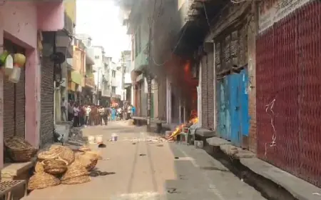 Farookhabad news : केरोसिन डीजल के अवैध कारोबारी के गोदाम में लगी भीषण आग कई जले