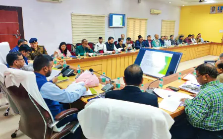 जनपदीय अधिकारियों के साथ विकसित भारत संकल्प यात्रा के सफल आयोजन हेतु समीक्षा बैठक