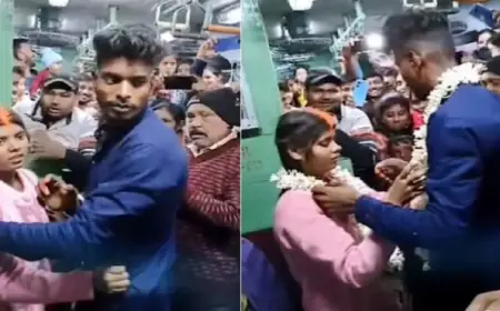 चलती ट्रेन में कपल ने रचाई शादी, देखने वालों की भीड़ बनाती रही वीडियो