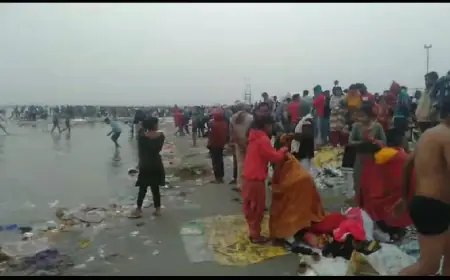 आस्था के पर्व पर श्रद्धालुओं ने लगाई गंगा में डुबकी, चारों तरफ अव्यस्थाओँ का अंबार