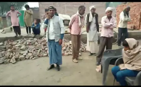 कासगंज कई बार शासन प्रशासन से शिकायत करने के बाद भी बनी रही दलित बस्ती में बिजली की समस्या।