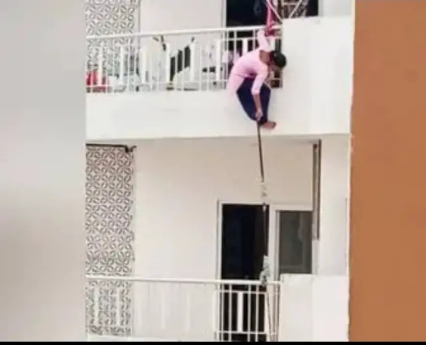 NOIDA रुमाल उठाने को 12 वीं मंजिल फ्लैट से लटकी महिला
