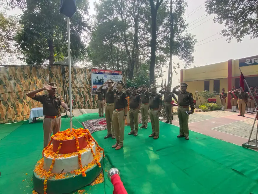 कासगंज पुलिस झंडा दिवस पर डीआईजी ने किया पुलिस लाइन में ध्वजारोहण।