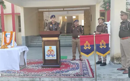 बोधिसत्व डॉ भीमराव अंबेडकर के 67 वें परिनिर्वाण दिवस पर एसपी कासगंज ने सुमन अर्पित कर दी श्रद्धांजलि।