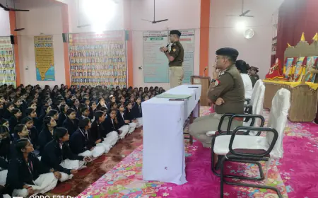 श्रीमती द्रोपदी को देवी जाजू सरस्वती बालिका इण्टर कॉलिज कासगंज में छात्राओं को ऑपरेशन जागृति की दी जानकारी।