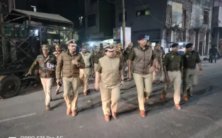 अपर पुलिस महानिदेशक आगरा जोन आगरा  ने ऑपरेशन त्रनेत्र के अंर्तगत मिश्रित आबादी वाले क्षेत्रों का किया पैदल गश्त।
