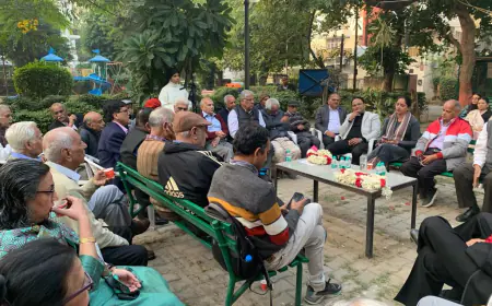 वरिष्ठ नागरिकों के बीच आगरा में अनूठा कवि सम्मेलन