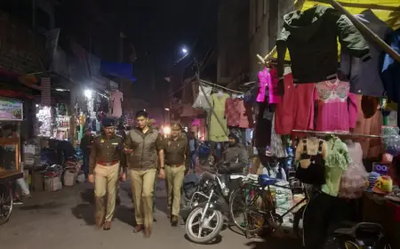 कासगंज एसपी व सीओ पटियाली ने गंजडुण्डवारा क्षेत्रान्तर्गत भीडभाड वाले क्षेत्रों एवं बाजार में पैदल किया गश्त ।