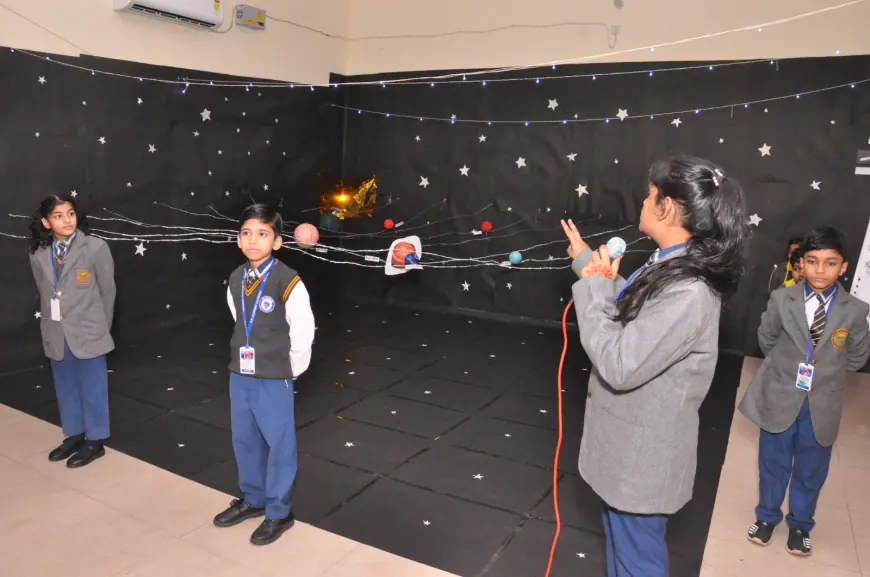चंद्रयान-3 सहित विभिन्न आकर्षक मांडल प्रस्तुत कर स्कूली बच्चों ने दिया अपनी निपुणता का परिचय