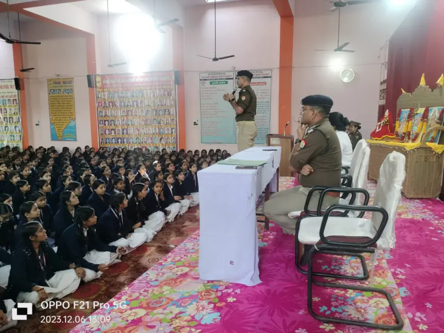 श्रीमती द्रोपदी को देवी जाजू सरस्वती बालिका इण्टर कॉलिज कासगंज में छात्राओं को ऑपरेशन जागृति की दी जानकारी।