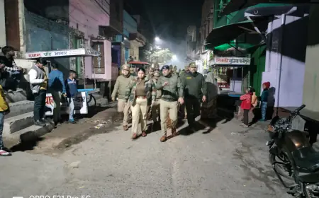 कासगंज नवागत एस पी ने सुरक्षा व्यवस्था के मद्देनजर पुलिस फोर्स के साथ शहर में किया पैदल गश्त।