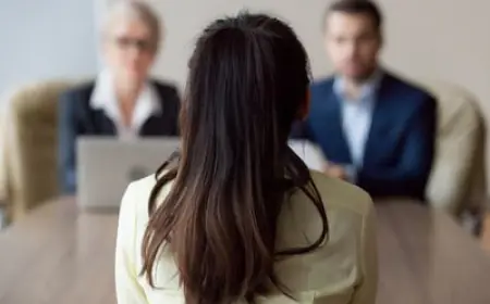 खम्भे पर लगा स्टीकर घर बैठे नौकरी पायें, युवती पहुँची कार्यालय फिर लौटी रोते हुए