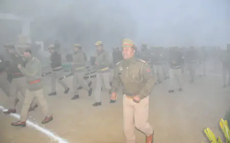 परेड के उपरांत एसएसपी एटा ने दंगा नियंत्रण सहित वर्दी आदि का निरीक्षण किया