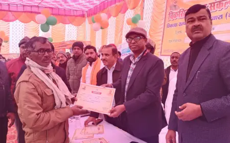 कासगंज नोडल अधिकारी ने विकास खण्ड गंजडुण्डवारा में पात्रों को बांटे आवास एवं अन्य योजनाओे के प्रमाण पत्र,