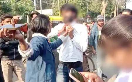 लड़कियों ने फोन पर ब्लैकमेलर को बुलाया फिर बीच रोड पर उतारा आशिकी का भूत