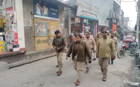 कानून व्यवस्था के दृष्टिगत एस पी कासगंज ने किया  पैदल गश्त किया गया ।