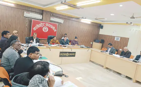 कासगंज निर्माण कार्यों में गति लाकर मानक और गुणवत्ता के साथ समय से पूरा करायें कार्य-जिलाधिकारी