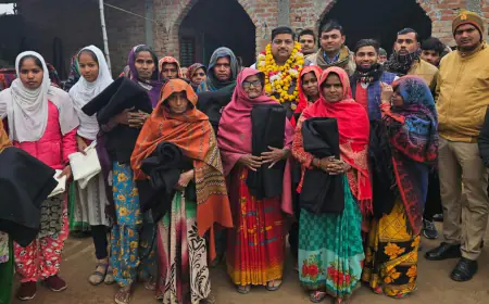 भाजपा नेता समाज सेवी अनूप गंगवार ने बांटे गरीबों को कम्बल