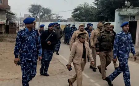 कासगंज एस पी ने अर्द्धसैनिक बल के साथ किया पैदल मार्च।