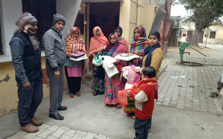 प्रभारी खंड विकास अधिकारी अमांपुर ने गरीबों को बाटे गर्म कपड़े।