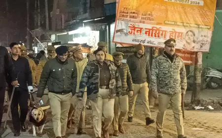 डॉग स्क्वायड टीम के साथ एस पी कासगंज ने पुलिस फोर्स के साथ शहर में  पैदल गश्त किया गया।