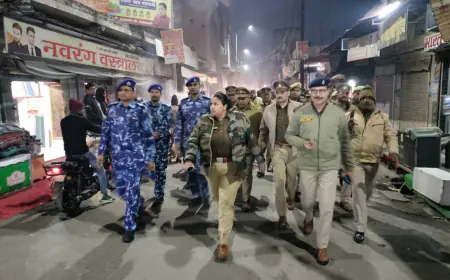 सुरक्षा की दृष्टि से कासगंज एस एस ने अर्द्धसैनिक बल व पुलिस फोर्स के साथ गंजडुंडवारा क्षेत्र में पैदल गश्त किया।