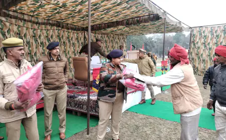 कासगंज के समस्त ग्राम प्रहरियों (ग्राम चौकीदार) की गोष्ठी कर सर्दी से बचाव के लिए जैकेट वितरण की गयी।