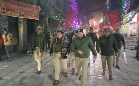 प्राण प्रतिष्ठा समारोह के दृष्टिगत एस पी कासगंज ने पुलिस बल के साथ किया पैदल गश्त।