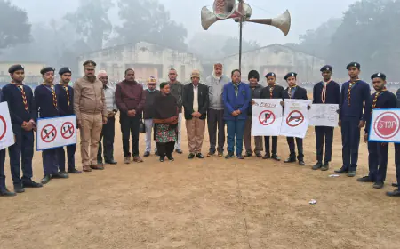 कासगंज जिलाधिकारी ने सभी को दिलाई सड़क सुरक्षा की शपथ।