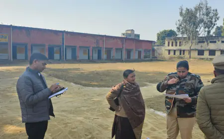 कासगंज जिलाधिकारी ने गंजडुण्डवारा के संवेदनशील पोलिंग बूथों का गहन निरीक्षण किया।