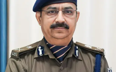 राष्ट्रीय अध्यक्ष पवन सोलंकी ने भोपाल पुलिस कमिश्नर का गुलदस्ता भेंट कर सम्मानित किया