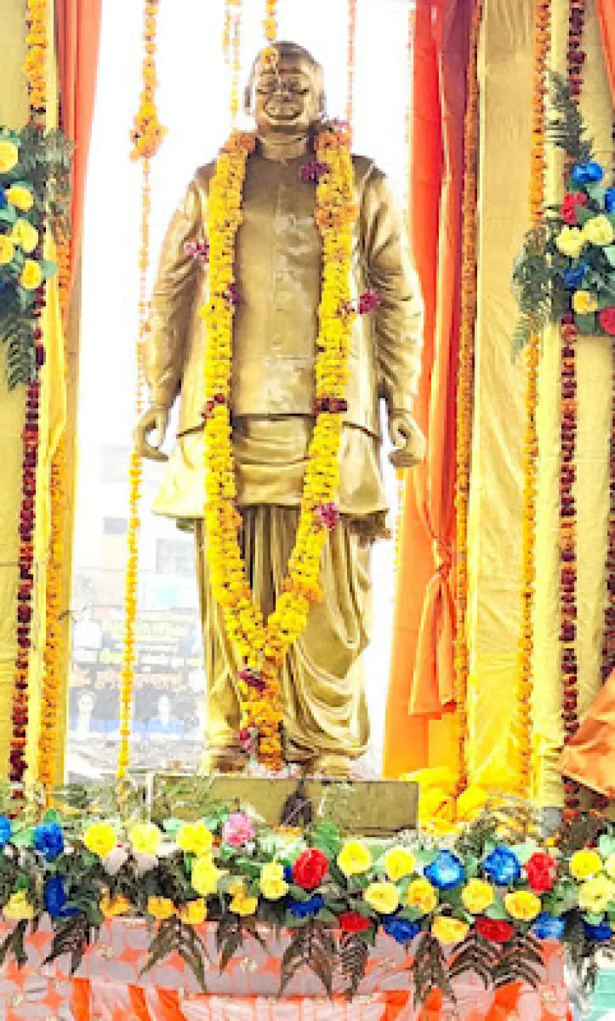 कासगंज सदर विधायक द्वारा पूर्व मुख्यमंत्री कल्याण सिंह की प्रतिमा का किया गया अनावरण।