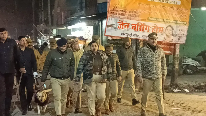 डॉग स्क्वायड टीम के साथ एस पी कासगंज ने पुलिस फोर्स के साथ शहर में  पैदल गश्त किया गया।