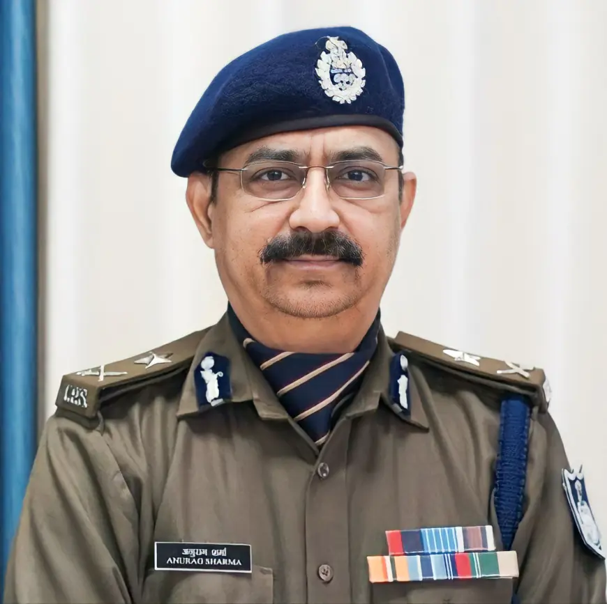 राष्ट्रीय अध्यक्ष पवन सोलंकी ने भोपाल पुलिस कमिश्नर का गुलदस्ता भेंट कर सम्मानित किया