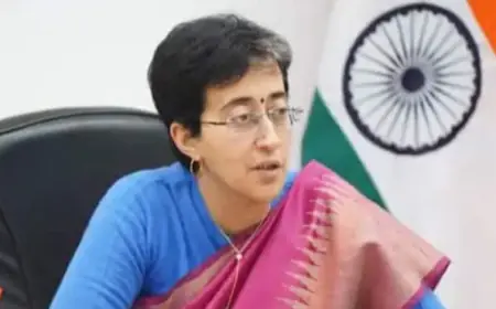 Delhi Police का एक्शन, MLA खरीद फरोख्त मामले में नोटिस थमाने आतिशी के घर पहुंची क्राइम ब्रांच