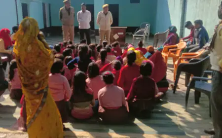 कासगंज ऑपरेशन जागृति के सम्बन्ध में महिलाओं, बालिकाओं व छात्राओं को उनके अधिकारों व सुरक्षा के बारे में जागरूक किया।