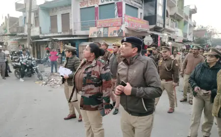 कासगंज एस पी  ने मय पुलिस बल के किया पैदल गश्त