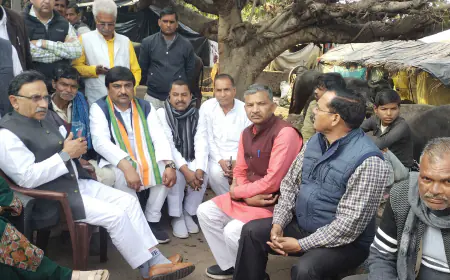 थाना अमांपुर क्षेतान्तर्गत ग्राम रसलुआ सुलहपुर में मृतक गौरव के परिवार से मिले कांग्रेस पार्टी के पदाधिकारी