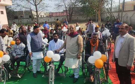 कासगंज सांसद  ने विकास भवन परिसर में 98 दिव्यांगजनों को बांटी ट्राइसाइकिलें, जिले के
