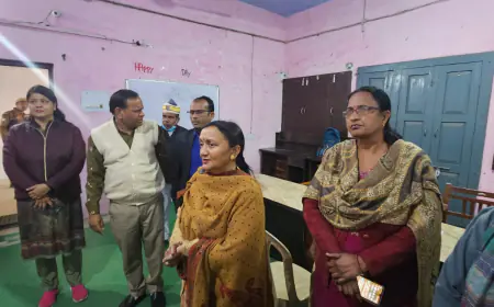 कासगंज जिलाधिकारी ने किया बोर्ड परीक्षा के कन्ट्रोल रूम का निरीक्षण।