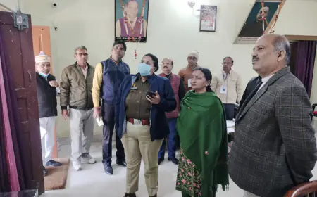 कासगंज डी एम व एस पी ने सी सी टी वी कैमरों को चैक कर परीक्षा को सफल बनाने के दिये निर्देश