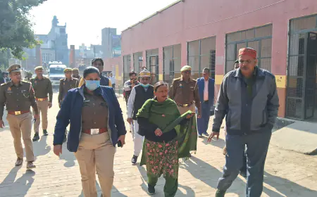 कासगंज जिलाधिकारी व पुलिस अधीक्षक ने पुलिस भर्ती परीक्षा केन्द्रों का किया औचक निरीक्षण।