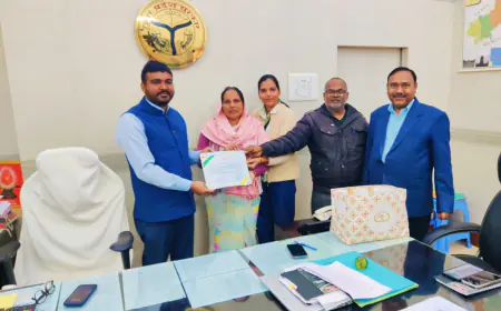 स्वेच्छा से शस्त्र लाईसैंस निरस्त कराने पर DM ने ममता कुमारी को किया गया सम्मानित