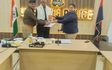 कासगंज सेवानिवृत्त हुए पुलिस कर्मी का शाल उड़ाकर व फूल माला पहनाकर किया विदाई समारोह।